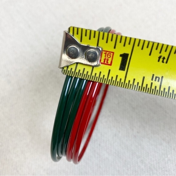 Set of 5 festive skinny metal bangles in red and green - Picture 3 of 4
